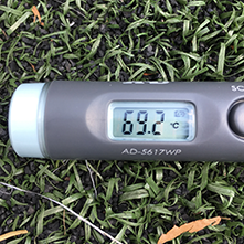 黒ゴムチップの人工芝コート上の温度